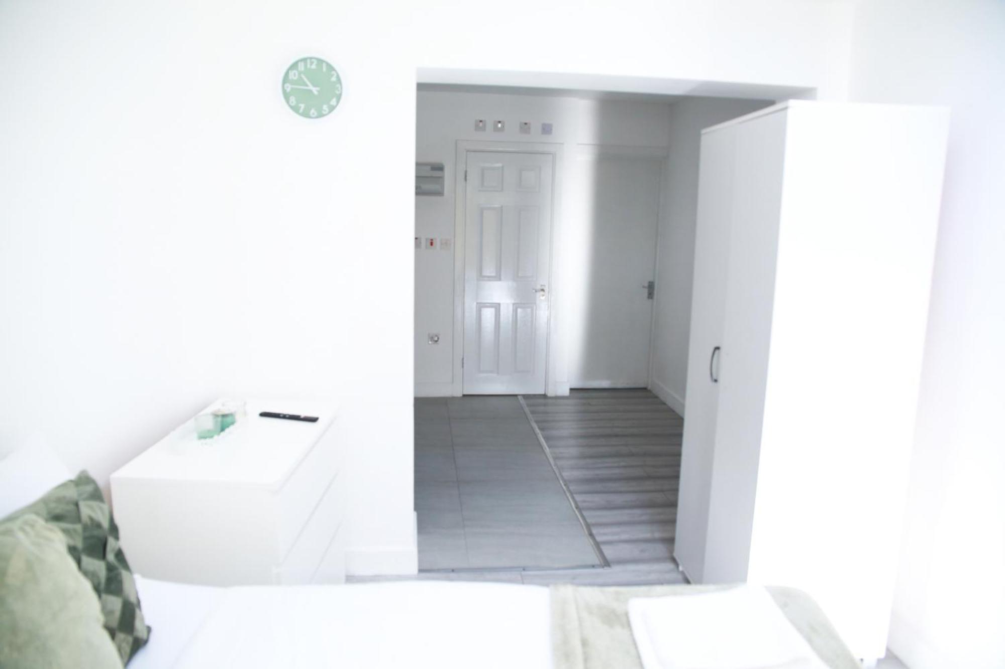 Central Harrow Cozy Apartment With Free Parking Harrow on the Hill Room photo